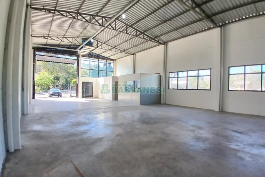 Pavilhão com 210m², no bairro Floresta em Caxias do Sul para Alugar