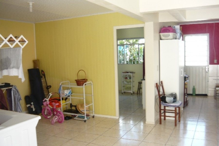 Casa com 117m², 2 dormitórios, 2 vagas, no bairro Jardim Iracema em Caxias do Sul para Comprar