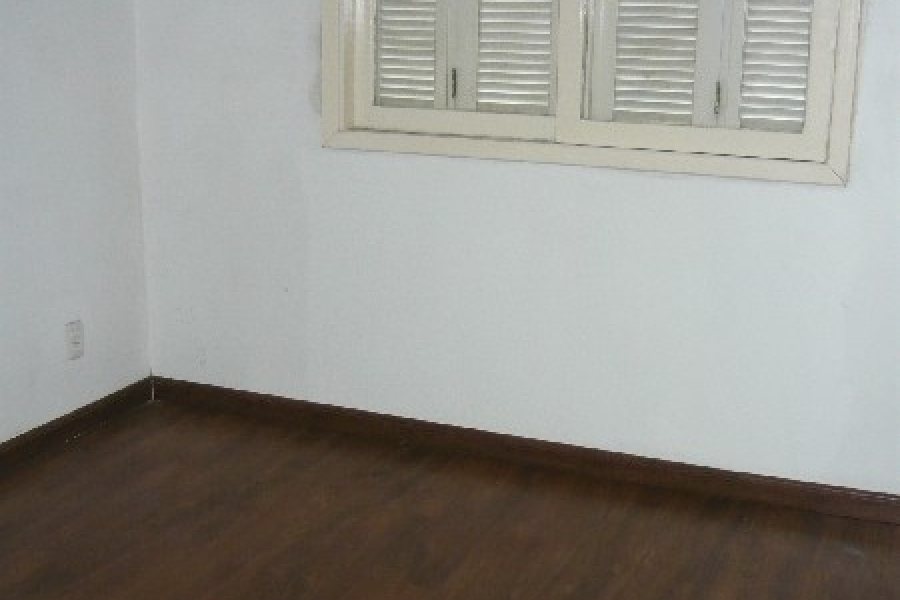 Sobrado com 101m², 3 dormitórios, 1 vaga, no bairro Treviso em Caxias do Sul para Comprar