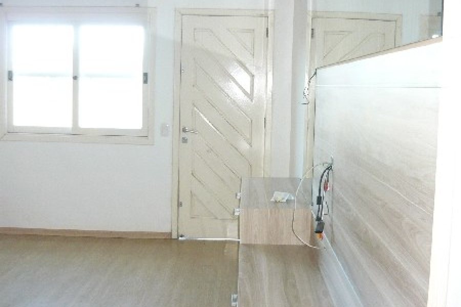 Sobrado com 101m², 3 dormitórios, 1 vaga, no bairro Treviso em Caxias do Sul para Comprar
