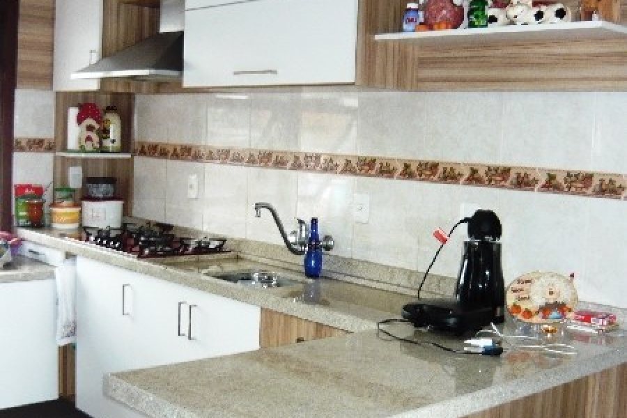 Casa com 353m², 4 dormitórios, 3 vagas, no bairro Mariland em Caxias do Sul para Comprar