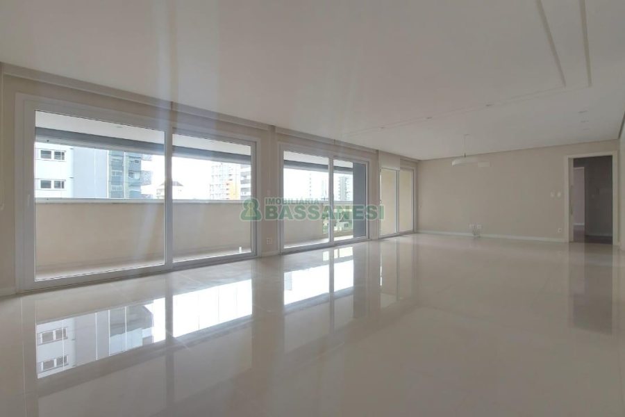 Apartamento com 190m², 3 dormitórios, 4 vagas, no bairro Centro em Caxias do Sul para Comprar