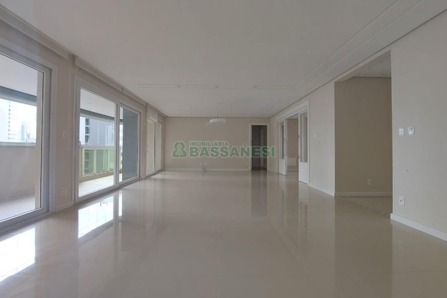 Apartamento com 190m², 3 dormitórios, 4 vagas, no bairro Centro em Caxias do Sul para Comprar