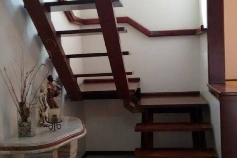 Sobrado com 106m², 3 dormitórios, 1 vaga, no bairro Bela Vista em Caxias do Sul para Comprar