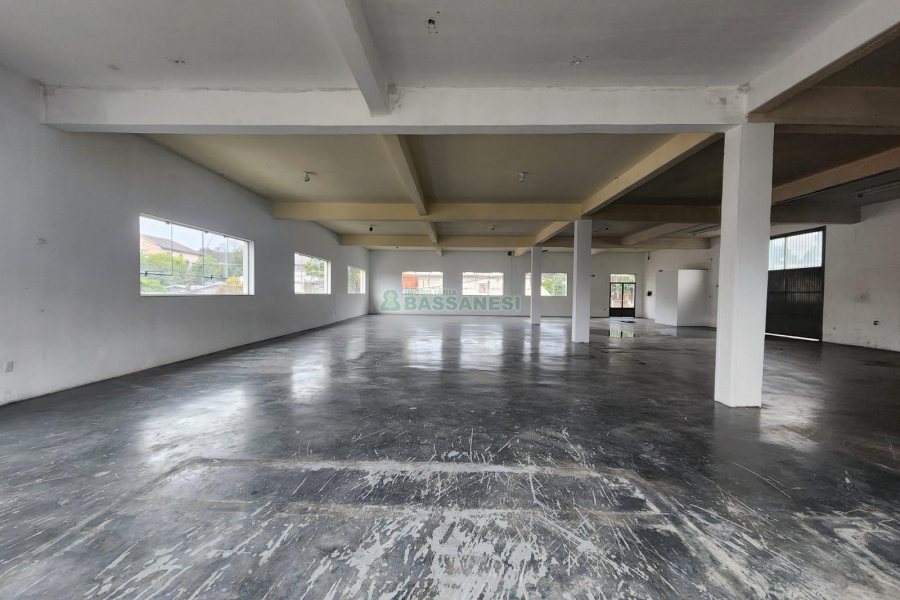 Loja com 415m², no bairro Kayser em Caxias do Sul para Alugar ou Comprar