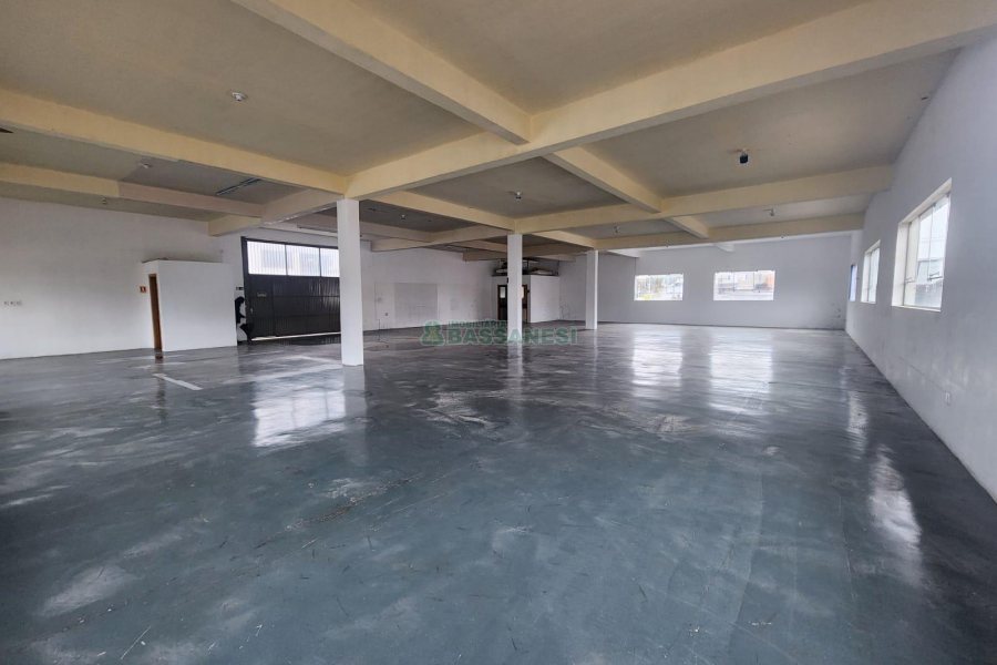 Loja com 415m², no bairro Kayser em Caxias do Sul para Alugar ou Comprar