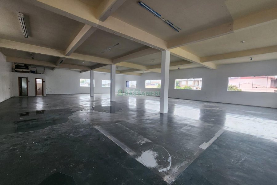Loja com 415m², no bairro Kayser em Caxias do Sul para Alugar ou Comprar