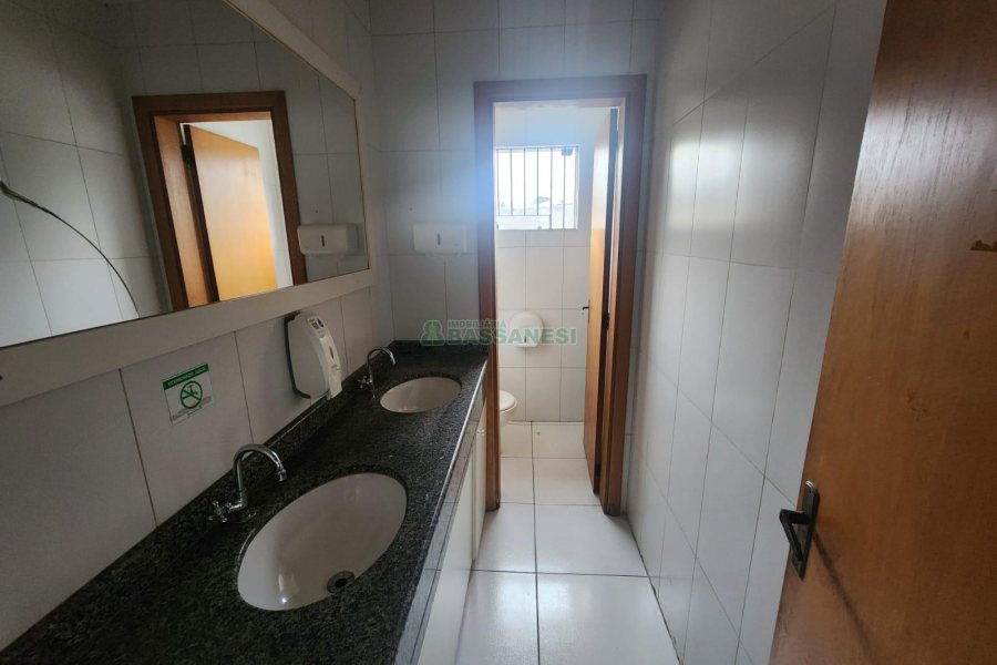 Loja com 415m², no bairro Kayser em Caxias do Sul para Alugar ou Comprar