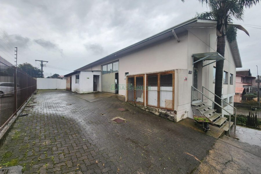 Loja com 415m², no bairro Kayser em Caxias do Sul para Alugar ou Comprar