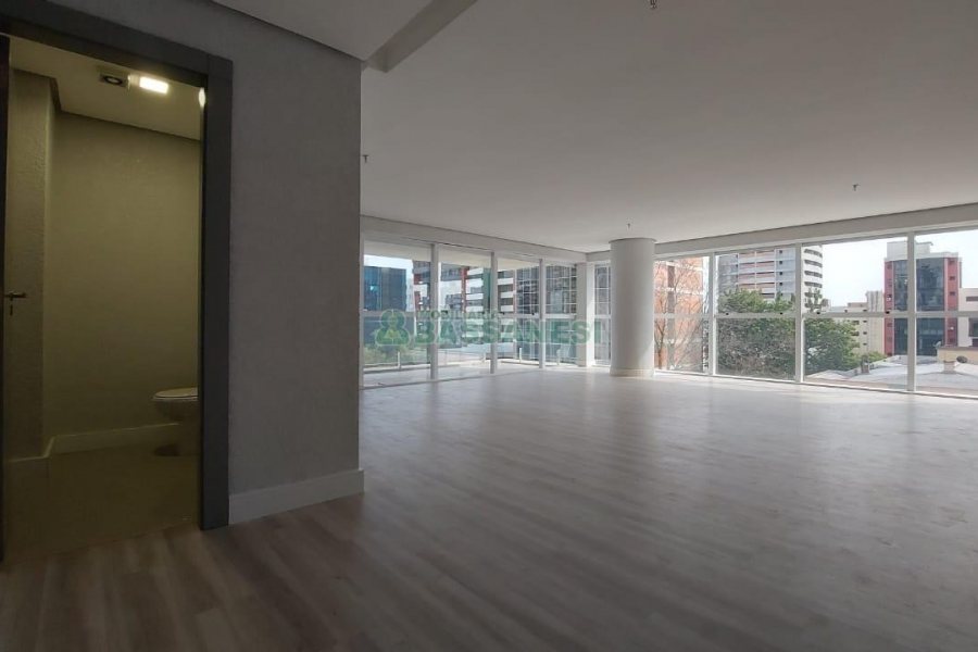 Sala com 85m², 2 vagas, no bairro São Pelegrino em Caxias do Sul para Comprar