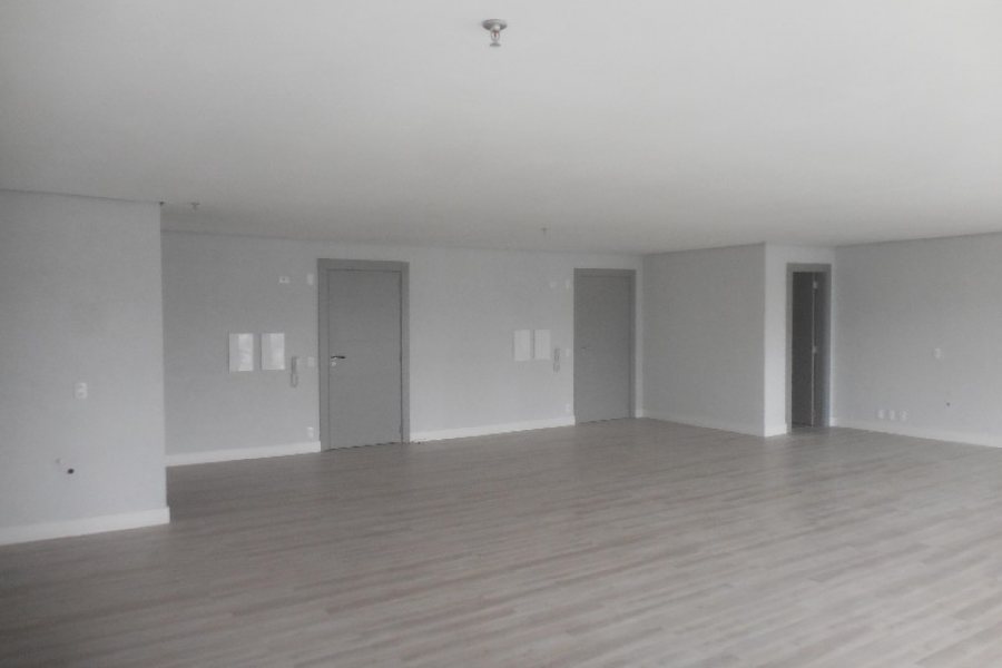 Sala com 90m², 2 vagas, no bairro São Pelegrino em Caxias do Sul para Comprar