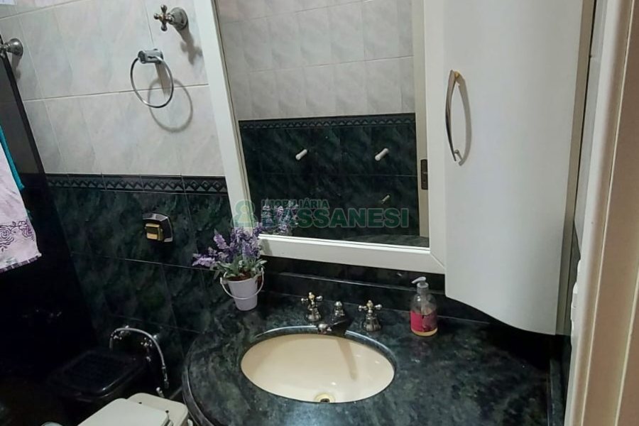 Casa com 229m², 3 dormitórios, 3 vagas, no bairro Kayser em Caxias do Sul para Comprar