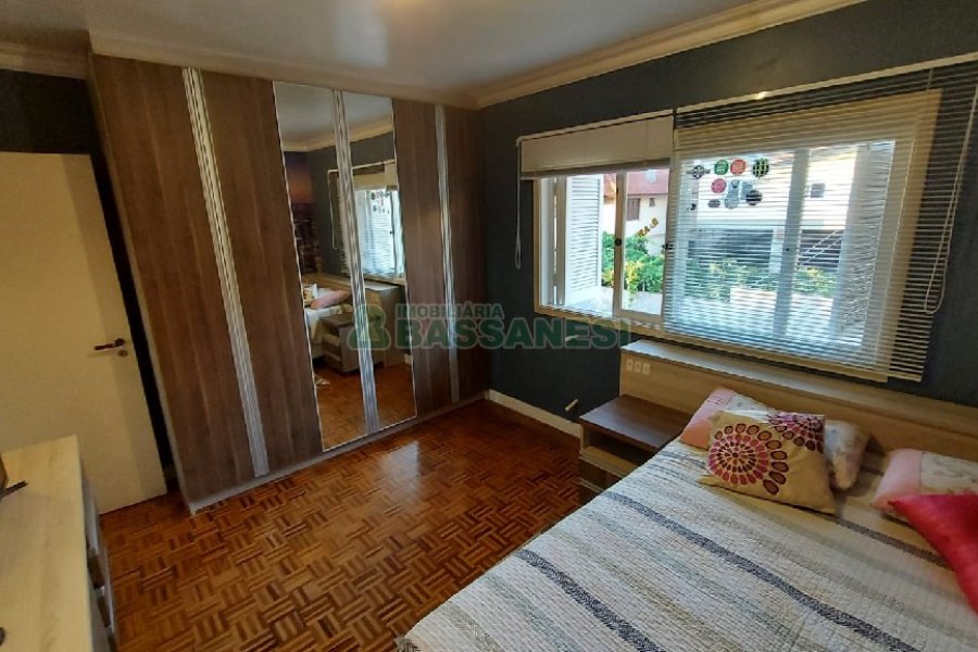 Casa com 229m², 3 dormitórios, 3 vagas, no bairro Kayser em Caxias do Sul para Comprar