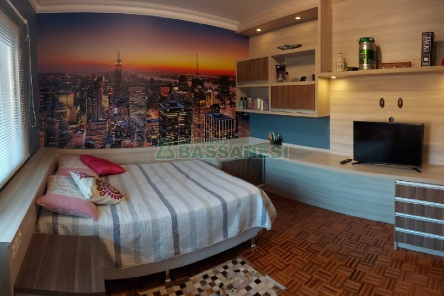 Casa com 229m², 3 dormitórios, 3 vagas, no bairro Kayser em Caxias do Sul para Comprar