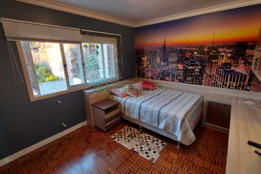 Casa com 229m², 3 dormitórios, 3 vagas, no bairro Kayser em Caxias do Sul para Comprar