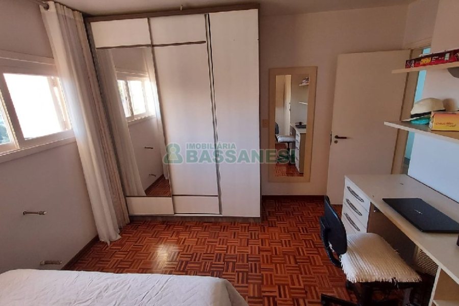 Casa com 229m², 3 dormitórios, 3 vagas, no bairro Kayser em Caxias do Sul para Comprar