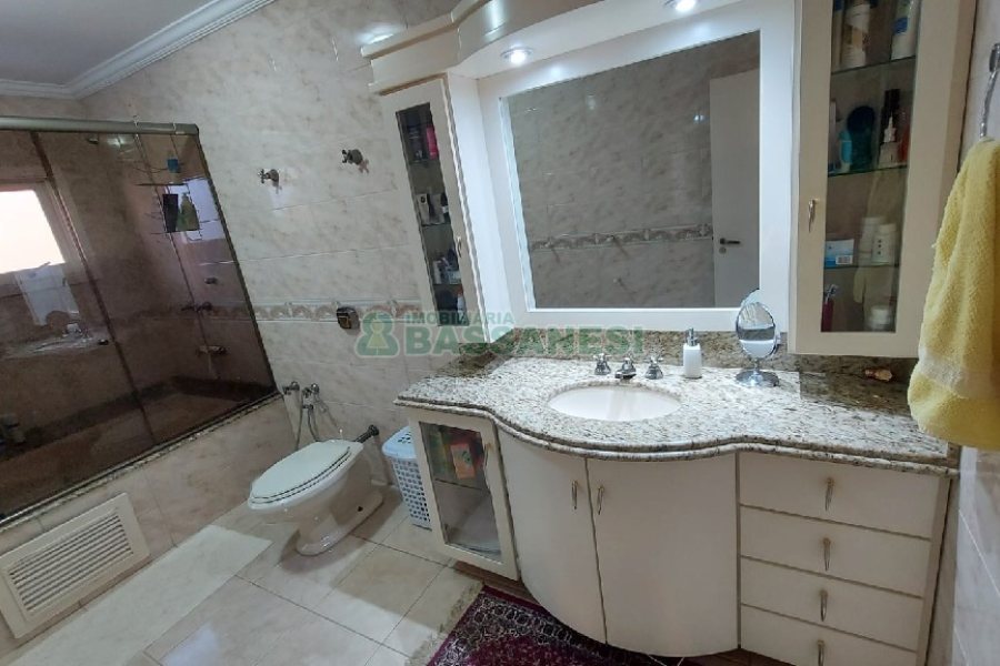 Casa com 229m², 3 dormitórios, 3 vagas, no bairro Kayser em Caxias do Sul para Comprar