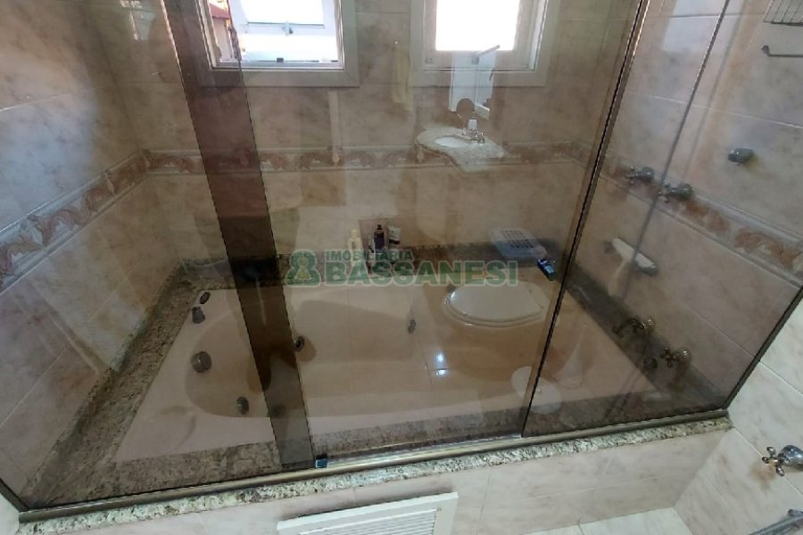 Casa com 229m², 3 dormitórios, 3 vagas, no bairro Kayser em Caxias do Sul para Comprar