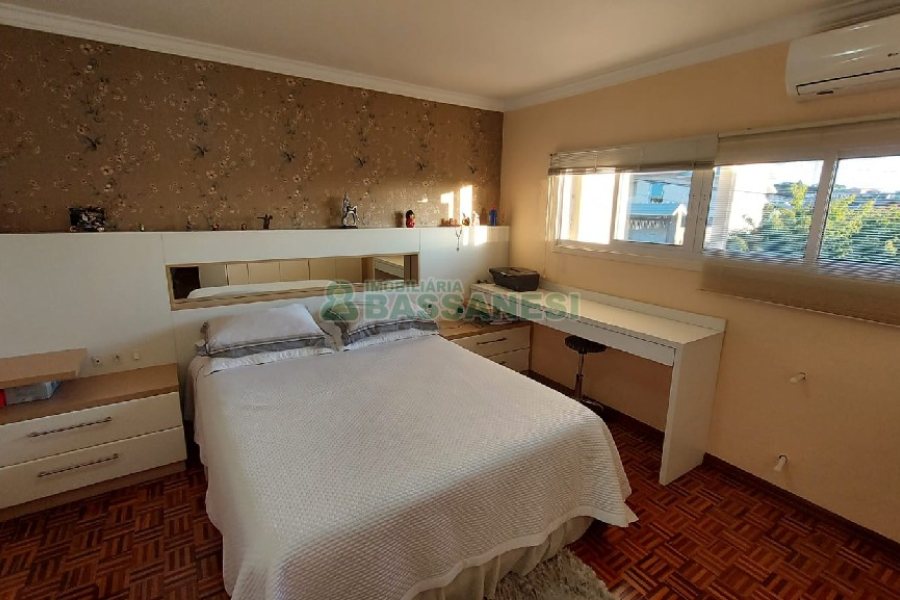 Casa com 229m², 3 dormitórios, 3 vagas, no bairro Kayser em Caxias do Sul para Comprar