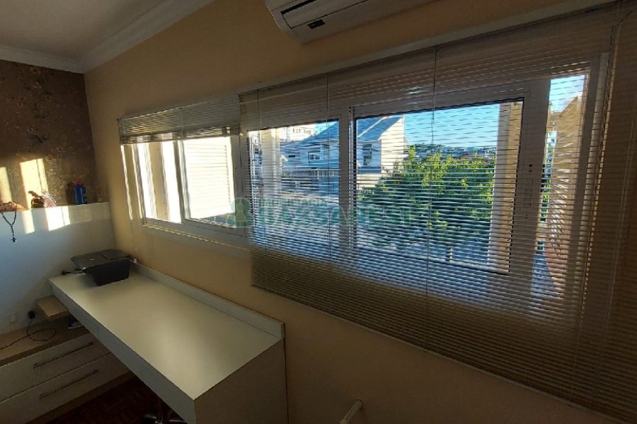 Casa com 229m², 3 dormitórios, 3 vagas, no bairro Kayser em Caxias do Sul para Comprar