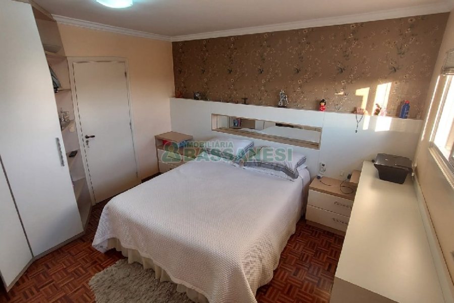 Casa com 229m², 3 dormitórios, 3 vagas, no bairro Kayser em Caxias do Sul para Comprar