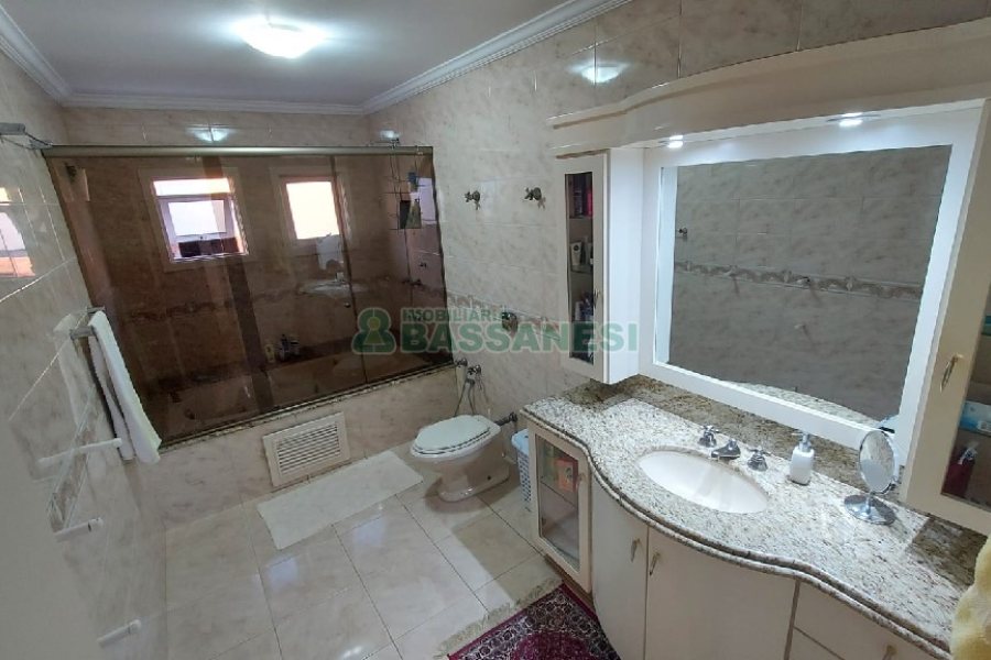 Casa com 229m², 3 dormitórios, 3 vagas, no bairro Kayser em Caxias do Sul para Comprar