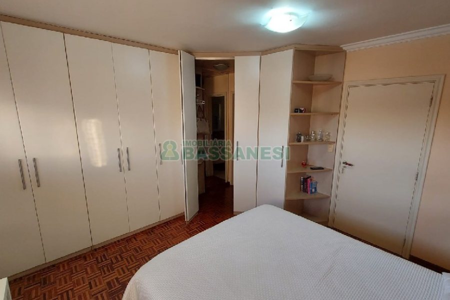 Casa com 229m², 3 dormitórios, 3 vagas, no bairro Kayser em Caxias do Sul para Comprar