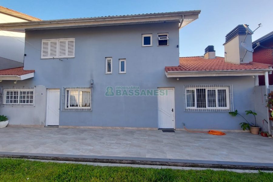 Casa com 229m², 3 dormitórios, 3 vagas, no bairro Kayser em Caxias do Sul para Comprar