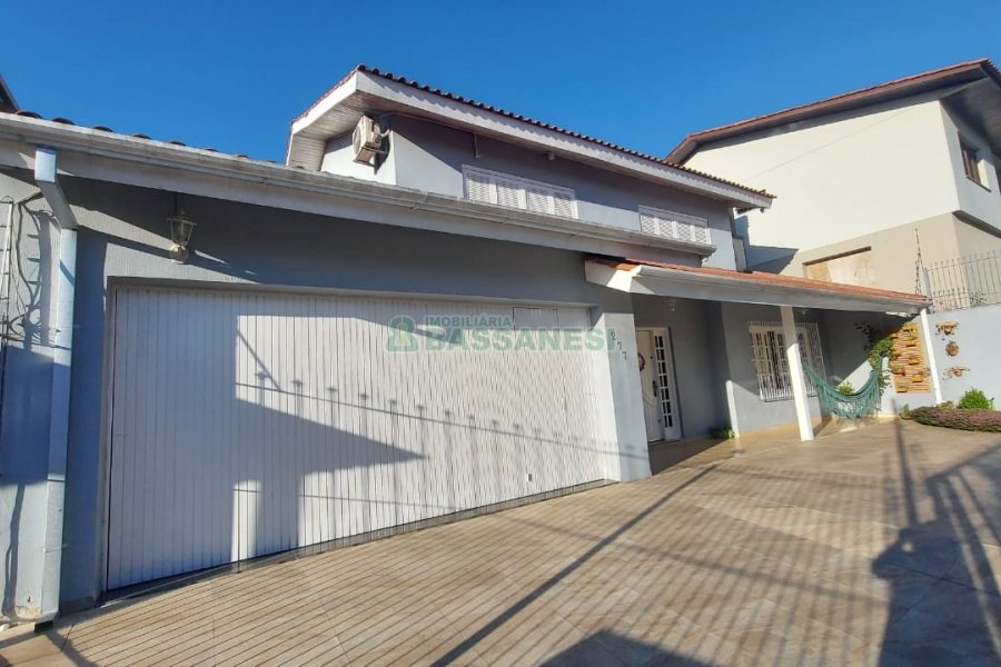 Casa com 229m², 3 dormitórios, 3 vagas, no bairro Kayser em Caxias do Sul para Comprar