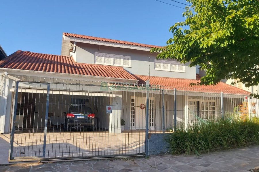 Casa com 229m², 3 dormitórios, 3 vagas, no bairro Kayser em Caxias do Sul para Comprar