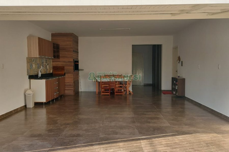 Casa com 229m², 3 dormitórios, 3 vagas, no bairro Kayser em Caxias do Sul para Comprar