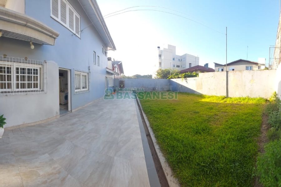 Casa com 229m², 3 dormitórios, 3 vagas, no bairro Kayser em Caxias do Sul para Comprar