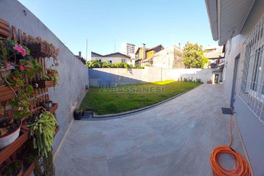 Casa com 229m², 3 dormitórios, 3 vagas, no bairro Kayser em Caxias do Sul para Comprar