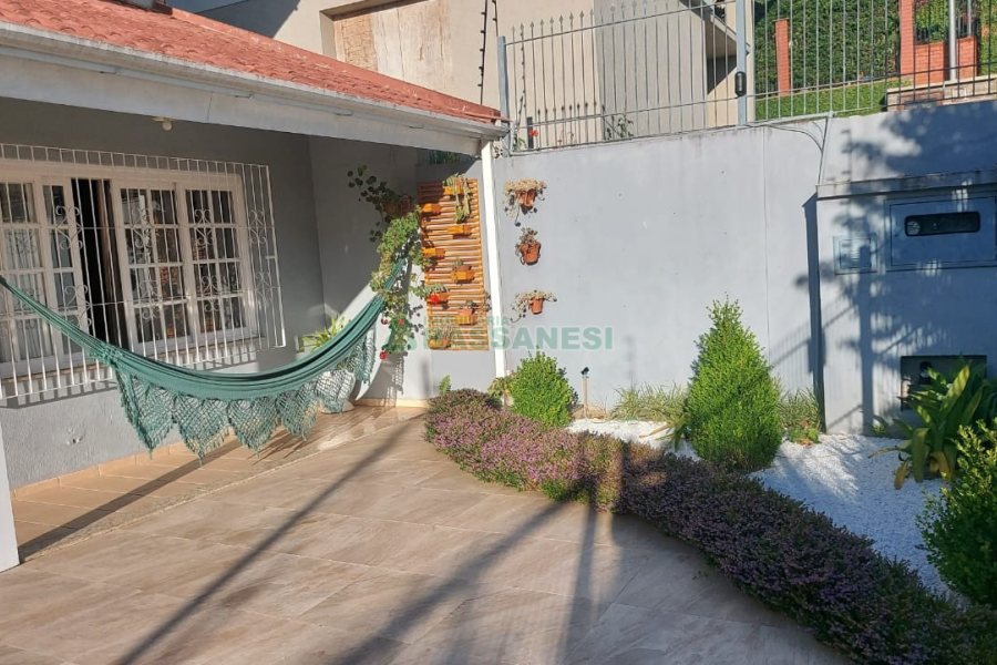 Casa com 229m², 3 dormitórios, 3 vagas, no bairro Kayser em Caxias do Sul para Comprar