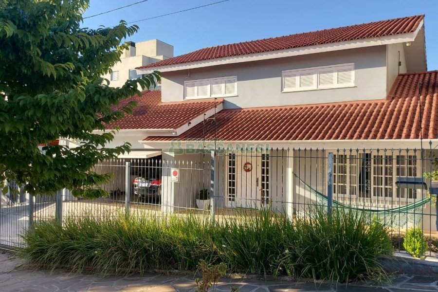 Casa com 229m², 3 dormitórios, 3 vagas, no bairro Kayser em Caxias do Sul para Comprar