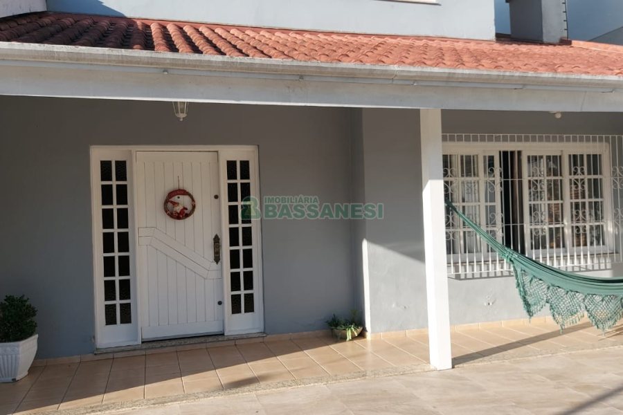 Casa com 229m², 3 dormitórios, 3 vagas, no bairro Kayser em Caxias do Sul para Comprar