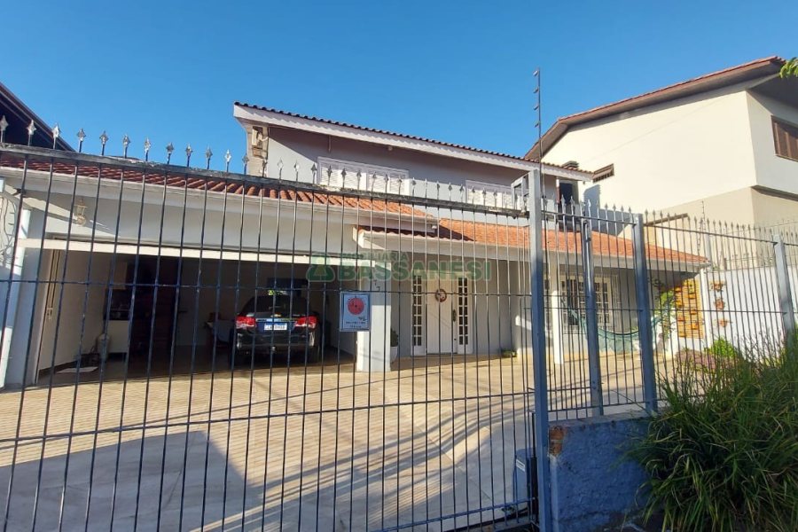 Casa com 229m², 3 dormitórios, 3 vagas, no bairro Kayser em Caxias do Sul para Comprar