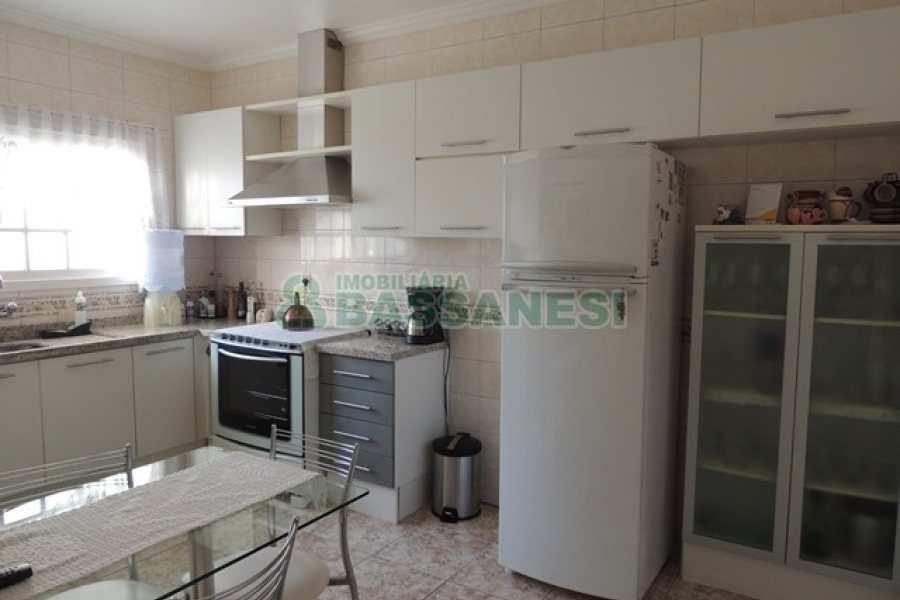 Casa com 229m², 3 dormitórios, 3 vagas, no bairro Kayser em Caxias do Sul para Comprar