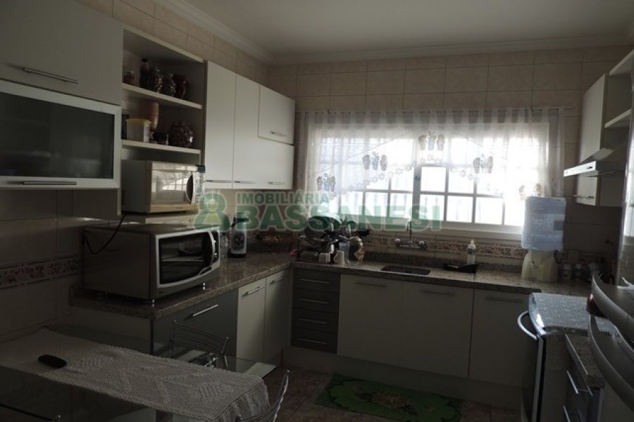 Casa com 229m², 3 dormitórios, 3 vagas, no bairro Kayser em Caxias do Sul para Comprar