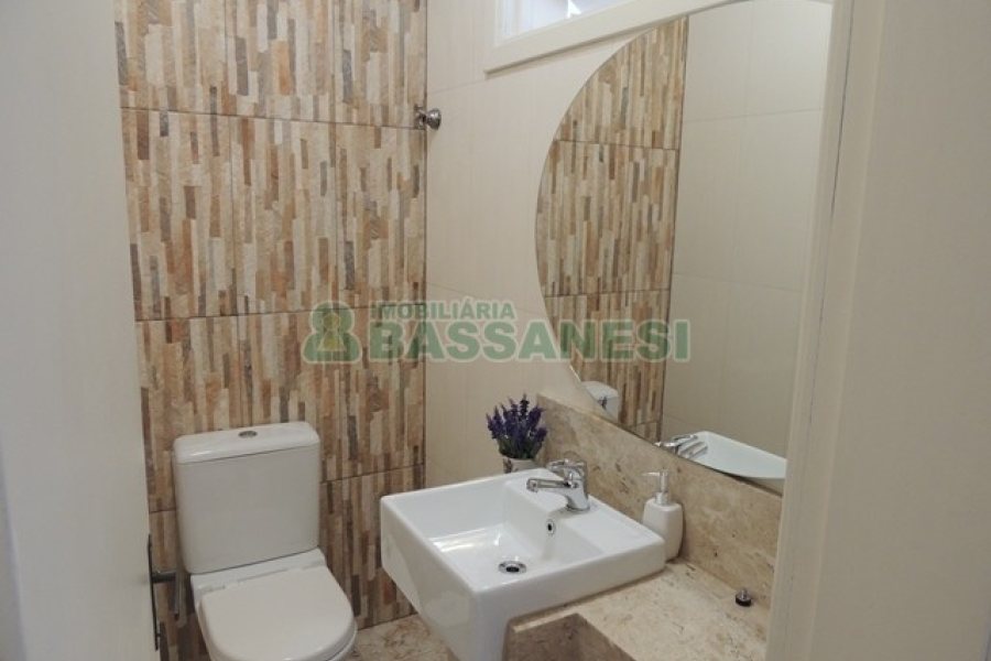 Casa com 229m², 3 dormitórios, 3 vagas, no bairro Kayser em Caxias do Sul para Comprar