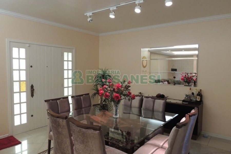 Casa com 229m², 3 dormitórios, 3 vagas, no bairro Kayser em Caxias do Sul para Comprar