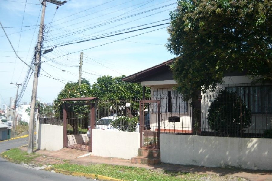 Casa com 150m², 3 dormitórios, 1 vaga, no bairro Jardim América em Caxias do Sul para Comprar