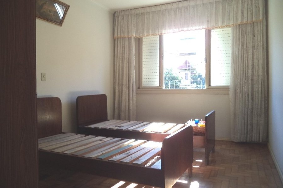 Casa com 261m², 8 dormitórios, 10 vagas, no bairro Rio Branco em Caxias do Sul para Comprar