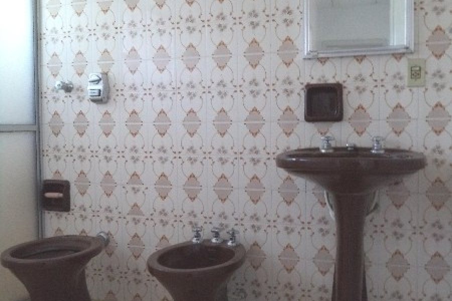 Casa com 261m², 8 dormitórios, 10 vagas, no bairro Rio Branco em Caxias do Sul para Comprar