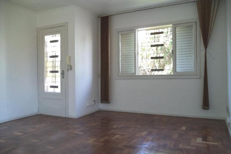 Casa com 261m², 8 dormitórios, 10 vagas, no bairro Rio Branco em Caxias do Sul para Comprar