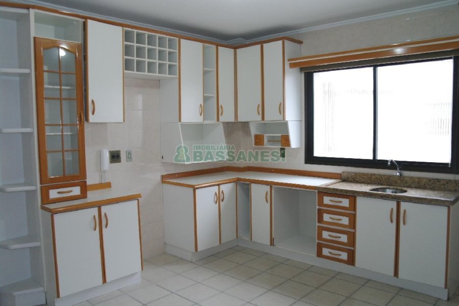 Apartamento com 106m², 3 dormitórios, 1 vaga, no bairro Santa Catarina em Caxias do Sul para Alugar