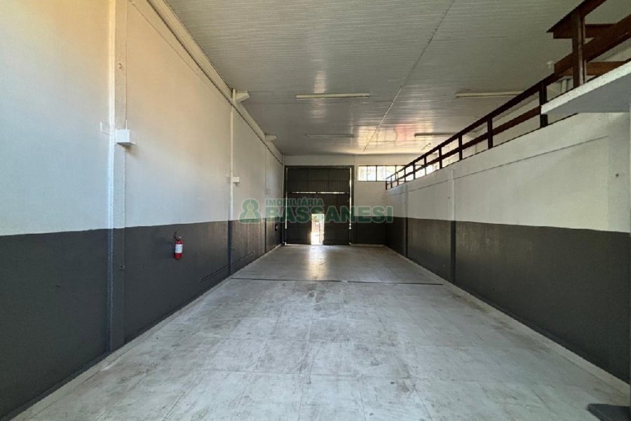 Pavilhão com 227m², no bairro São Pelegrino em Caxias do Sul para Alugar