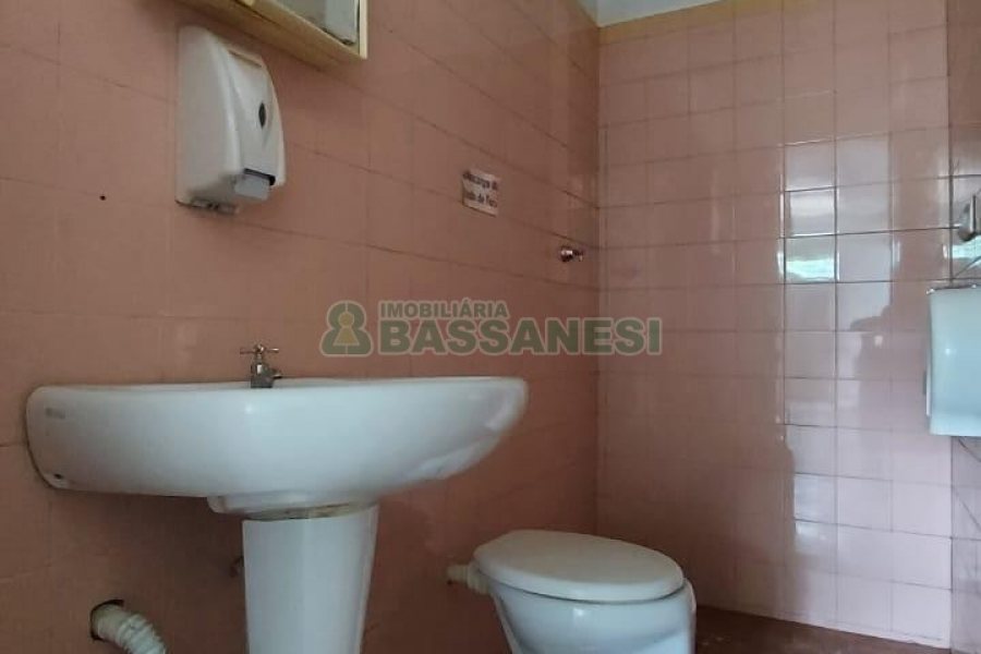 Casa Comercial com 350m², 1 vaga, no bairro Lourdes em Caxias do Sul para Alugar
