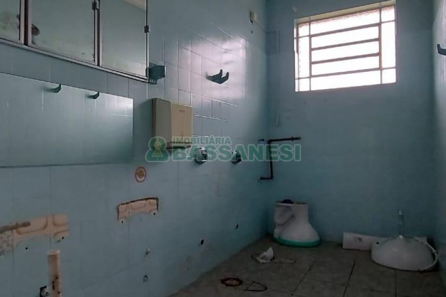Casa Comercial com 350m², 1 vaga, no bairro Lourdes em Caxias do Sul para Alugar