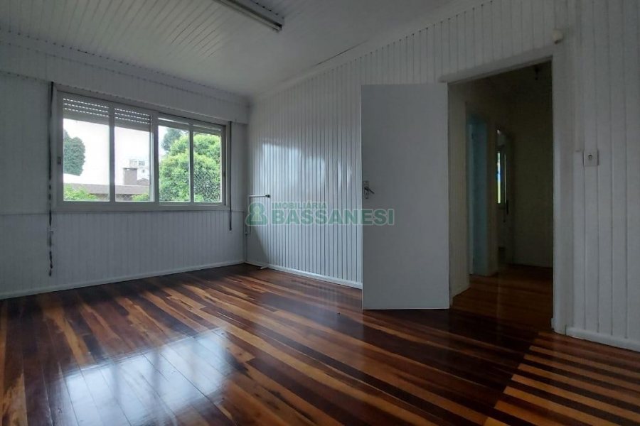 Casa Comercial com 350m², 1 vaga, no bairro Lourdes em Caxias do Sul para Alugar